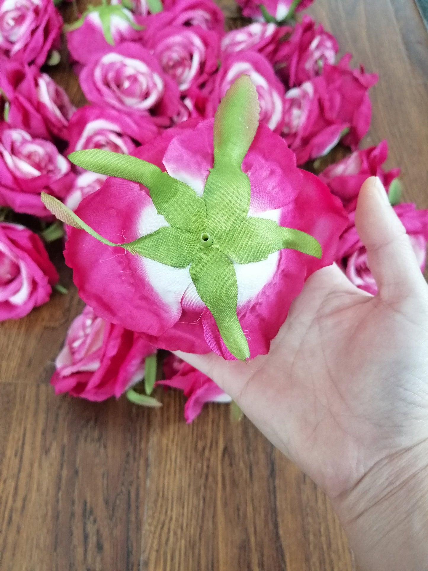 New Arrival Wholesale Wedding Flower 50 Heads Simulation Silk Rose Camellia Wedding Decoration DIY Background