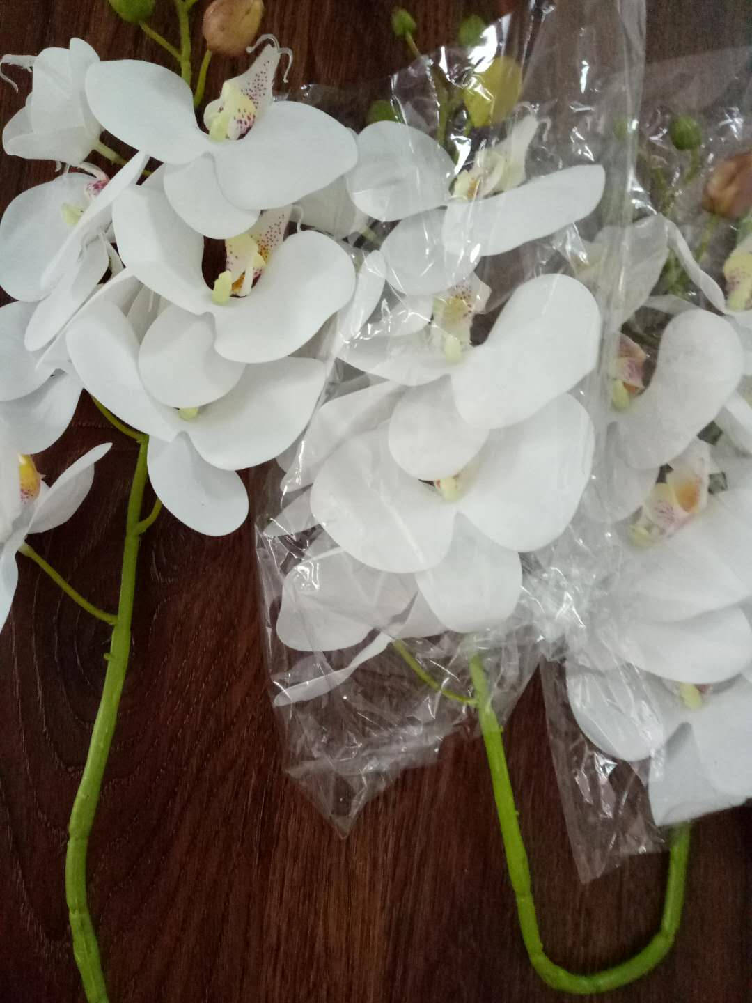 5 Stiele, fühlen sich echt an, Feuchtigkeitsorchideen, künstliche Simulationsblumen, für Hochzeit, Abendessen, Veranstaltungsort, Dekoration, Schmetterlingsorchidee, Phalaenopsis-Blumen