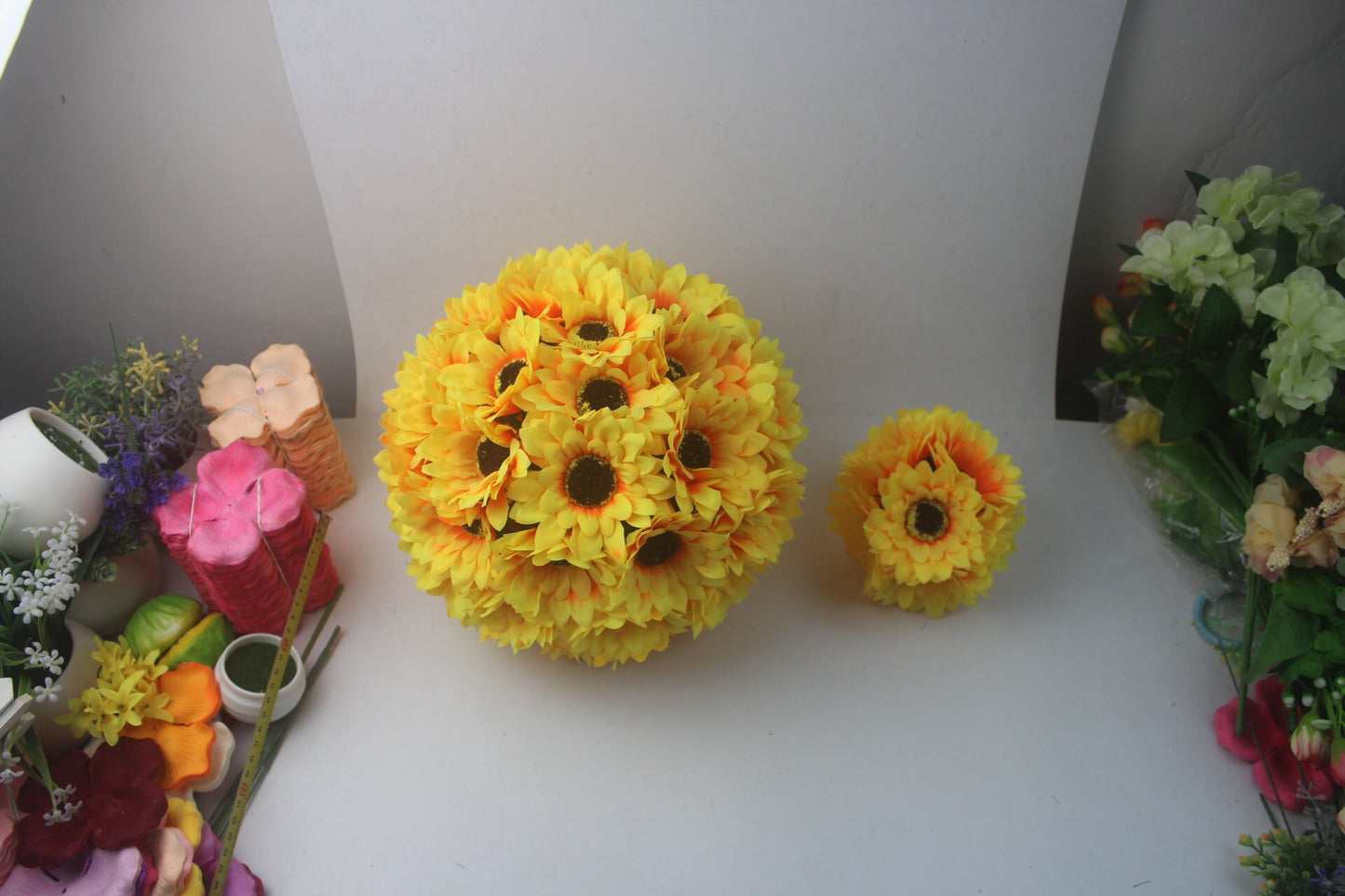 Sonnenblumen-Hochzeits-Kussball mit Blumen, Durchm. 5,5"/7,5"/9,5" Gänseblümchen-Pompom für Hochzeits-Mittelstücke, Brautparty