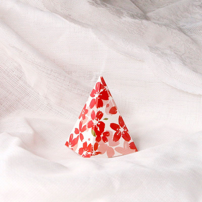 50pcs Cherry Blossom Sakura Boxes Wedding Party Bride Shower Baby Shower Candy Boxes Japanese style Pyramid Favor box 6x6x8.5cm